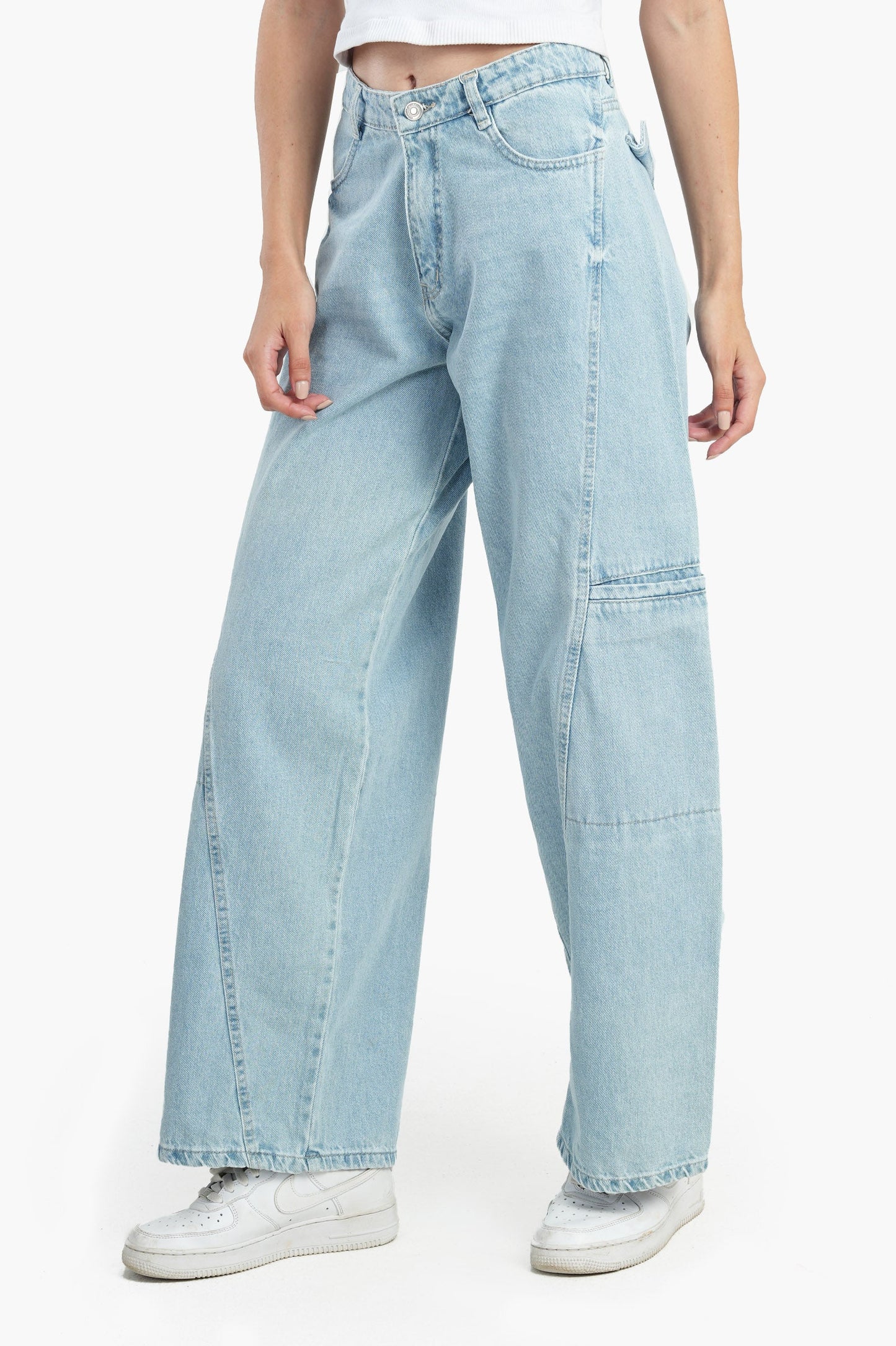 Wide Leg Jeans in Back Flap Pockets