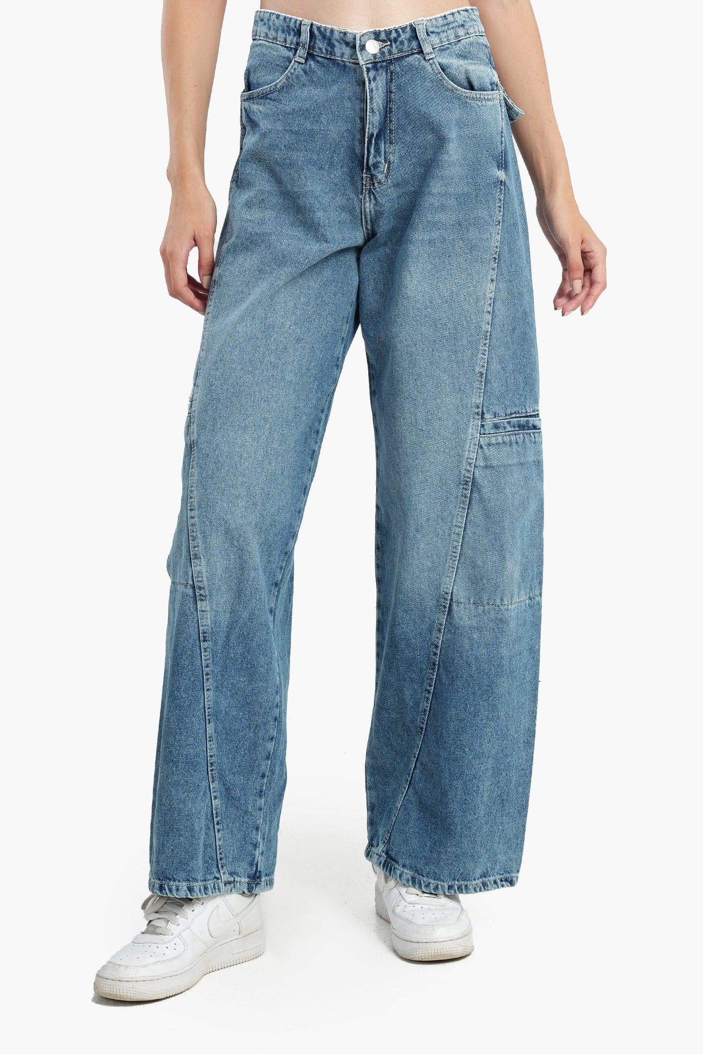 Wide Leg Jeans in Back Flap Pockets