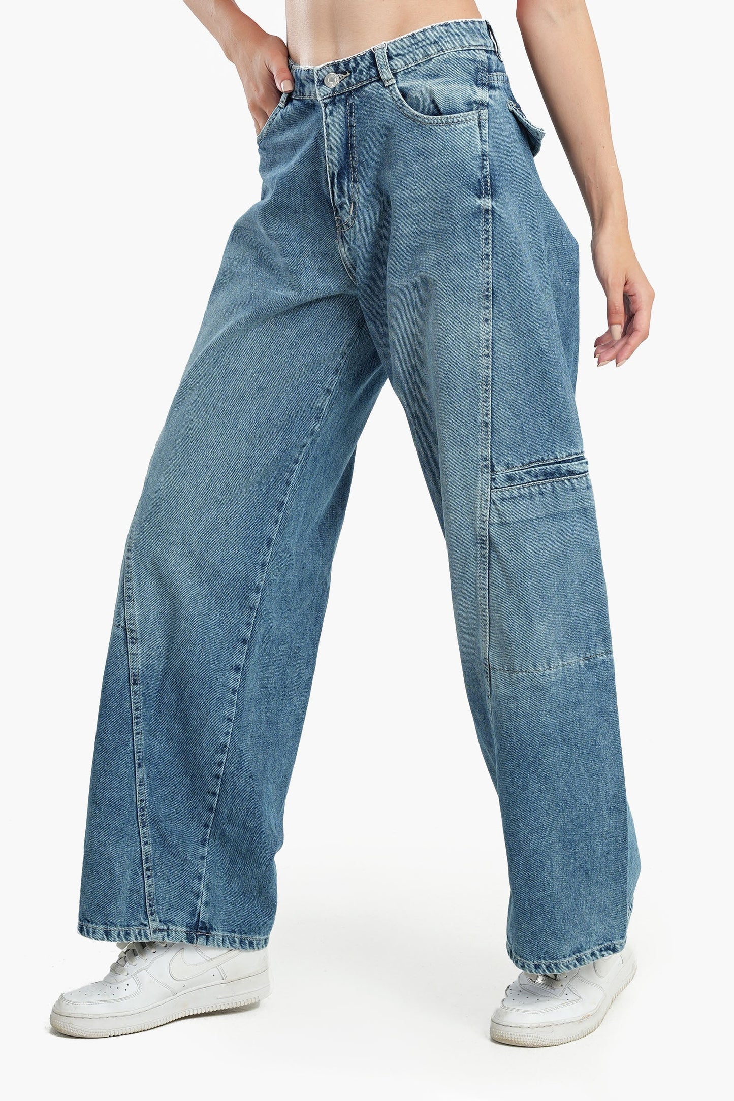 Wide Leg Jeans in Back Flap Pockets