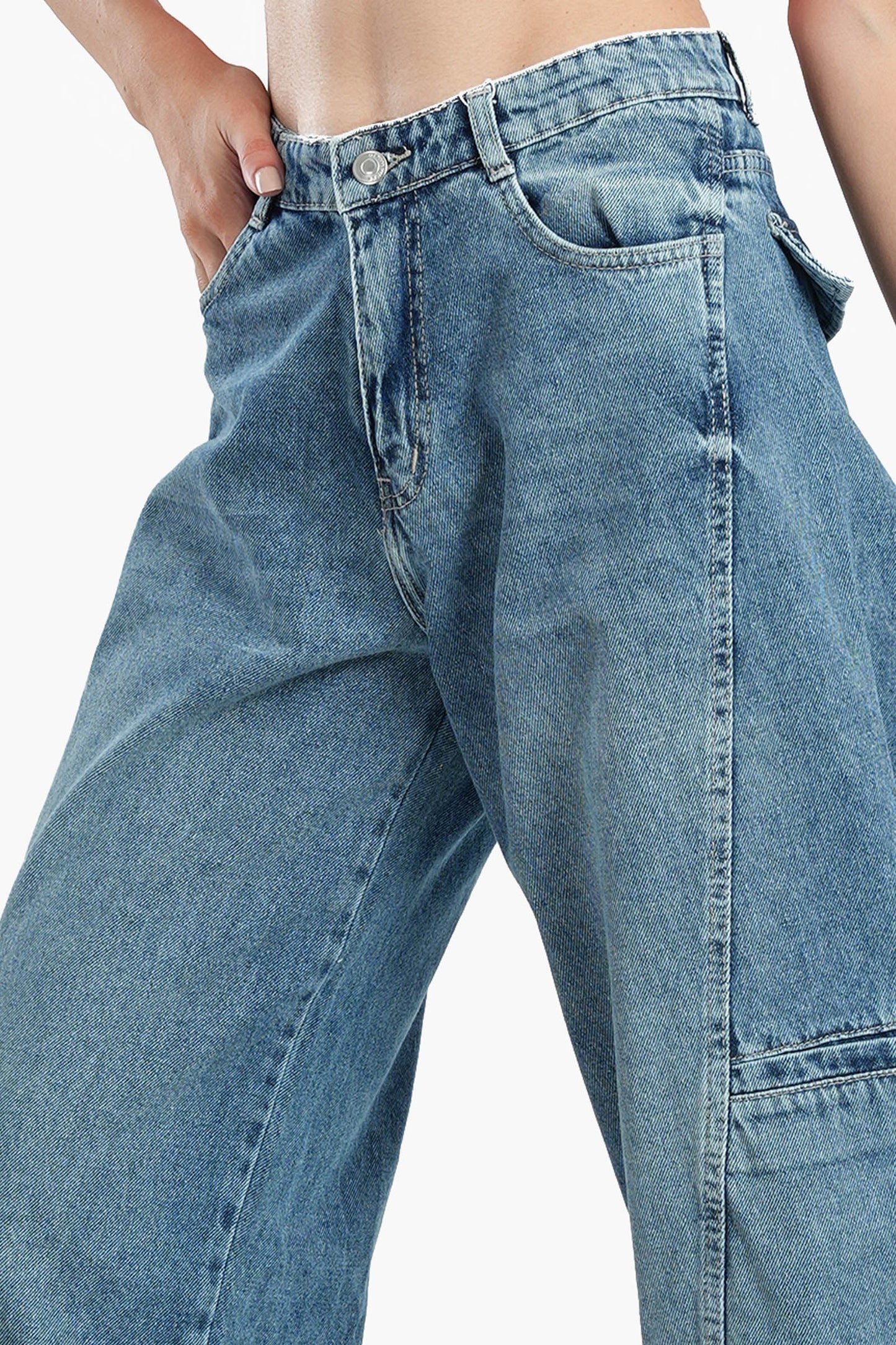 Wide Leg Jeans in Back Flap Pockets