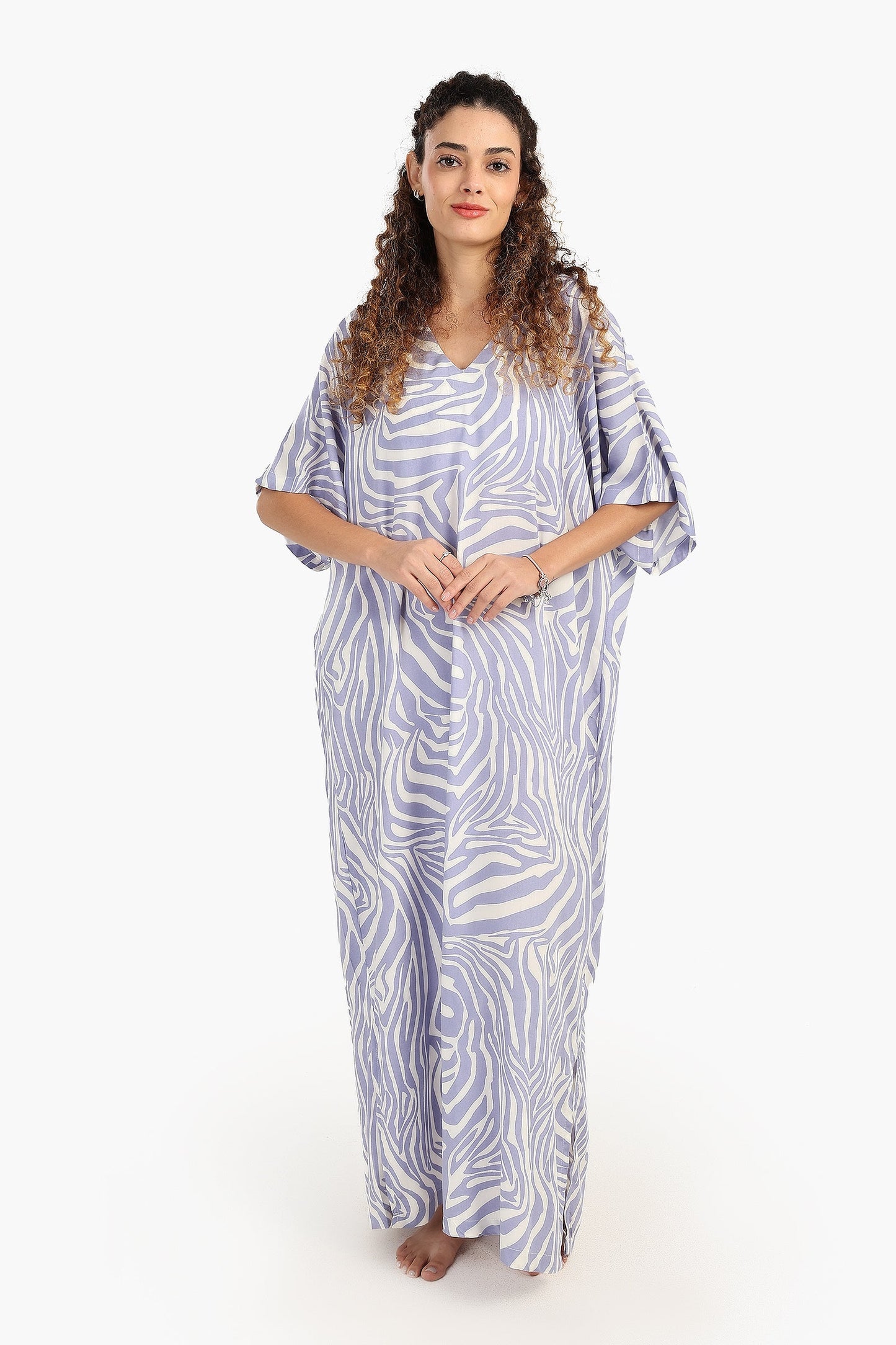 قميص نوم ملون بفتحة رقبة على شكل حرف V