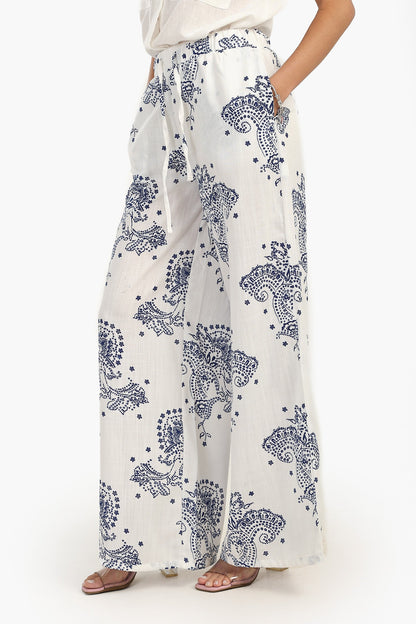 بنطلون بطبعة زرقاء