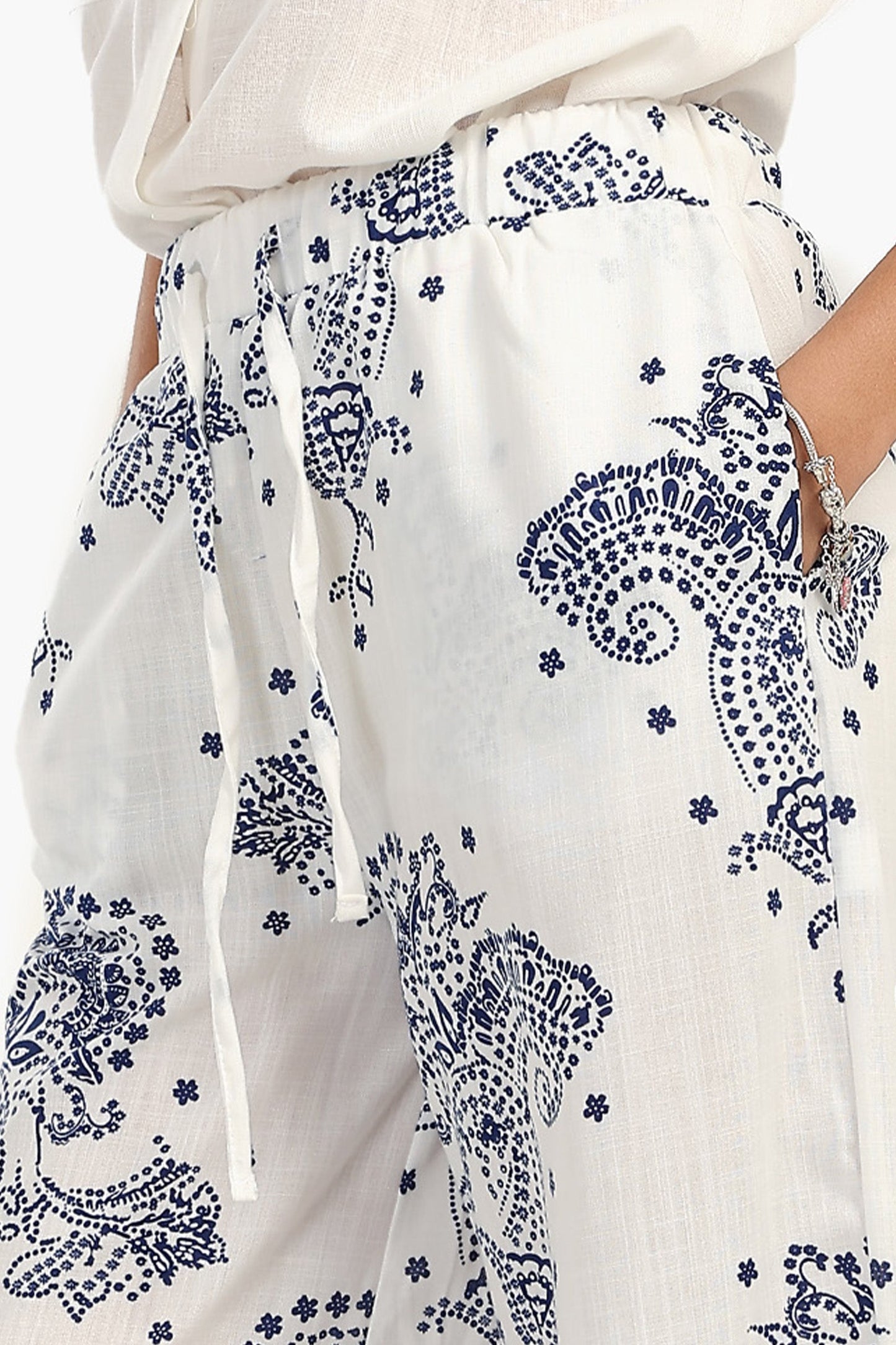 بنطلون بطبعة زرقاء