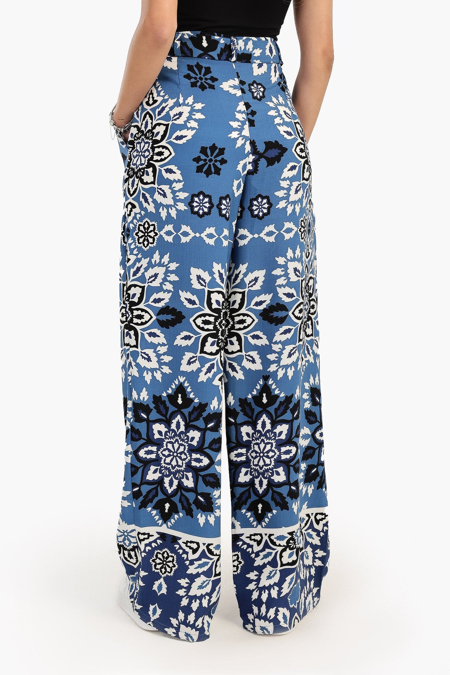 بنطال مطبوع بالكامل مع حزام