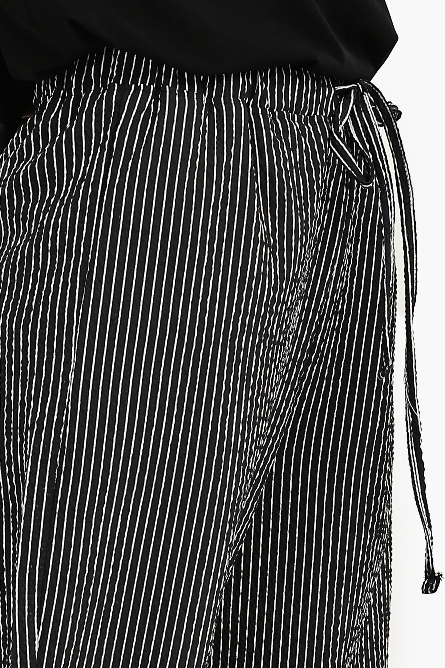 بنطال مخطط واسع الساق