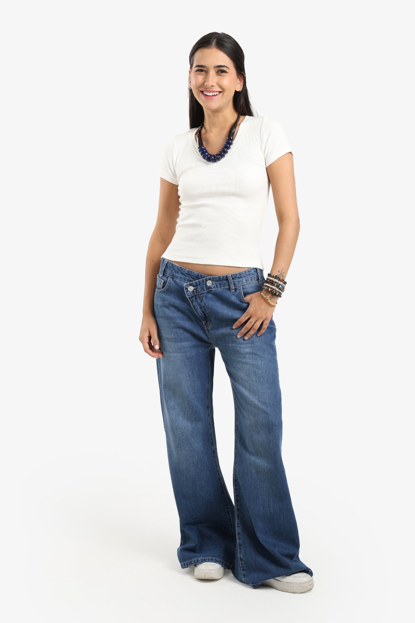 بلوزة ضيقة بفتحة رقبة على شكل حرف V