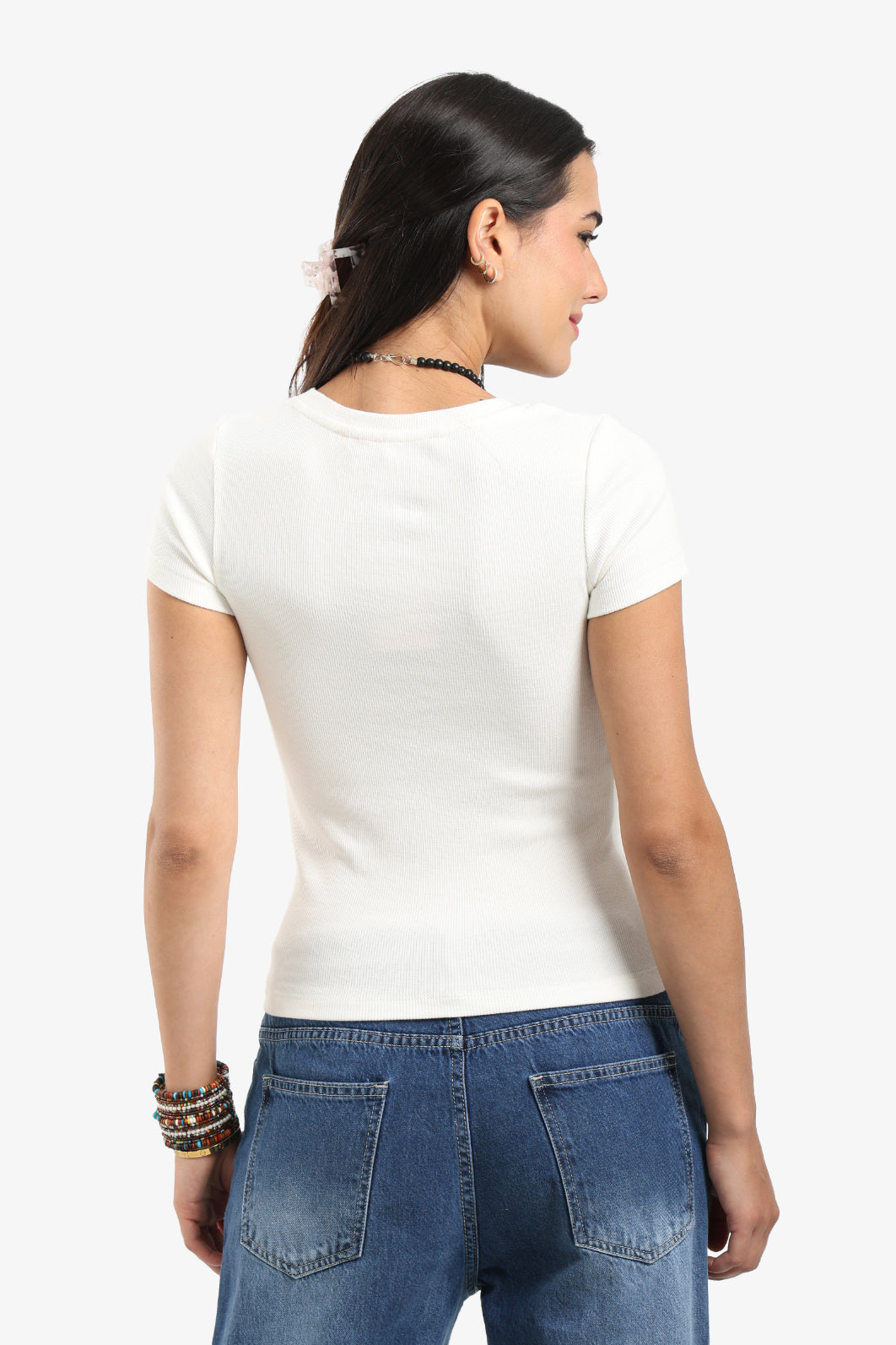 بلوزة ضيقة بفتحة رقبة على شكل حرف V