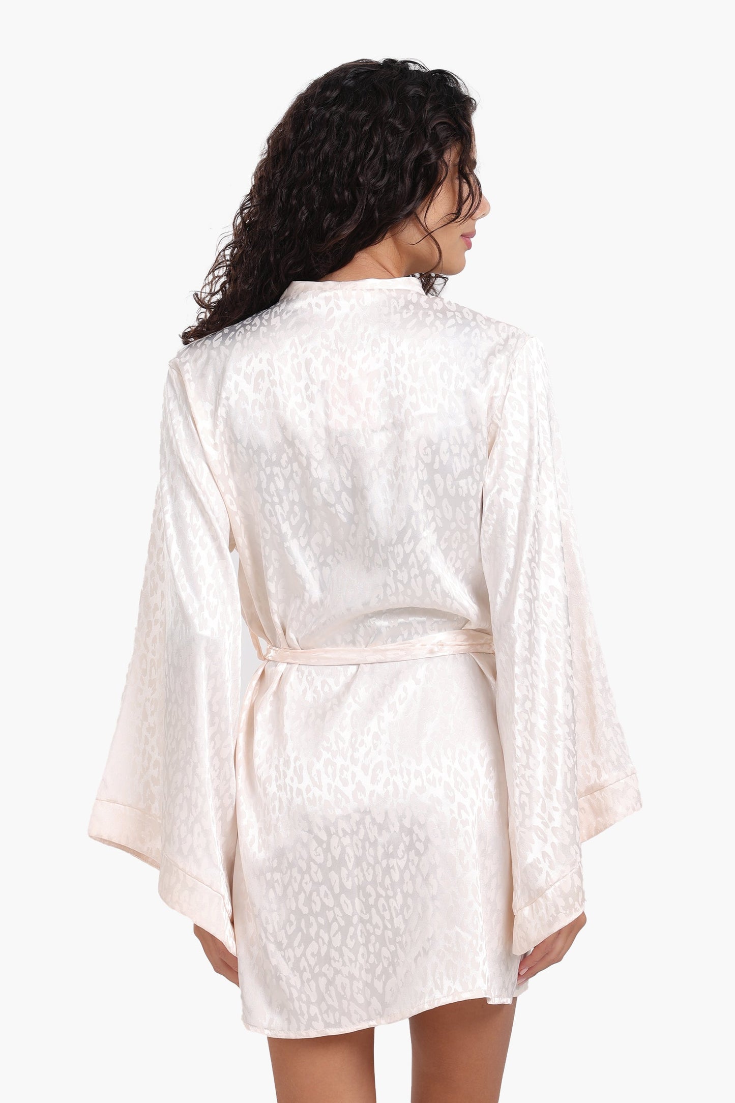 رداء أنيق من الجاكار