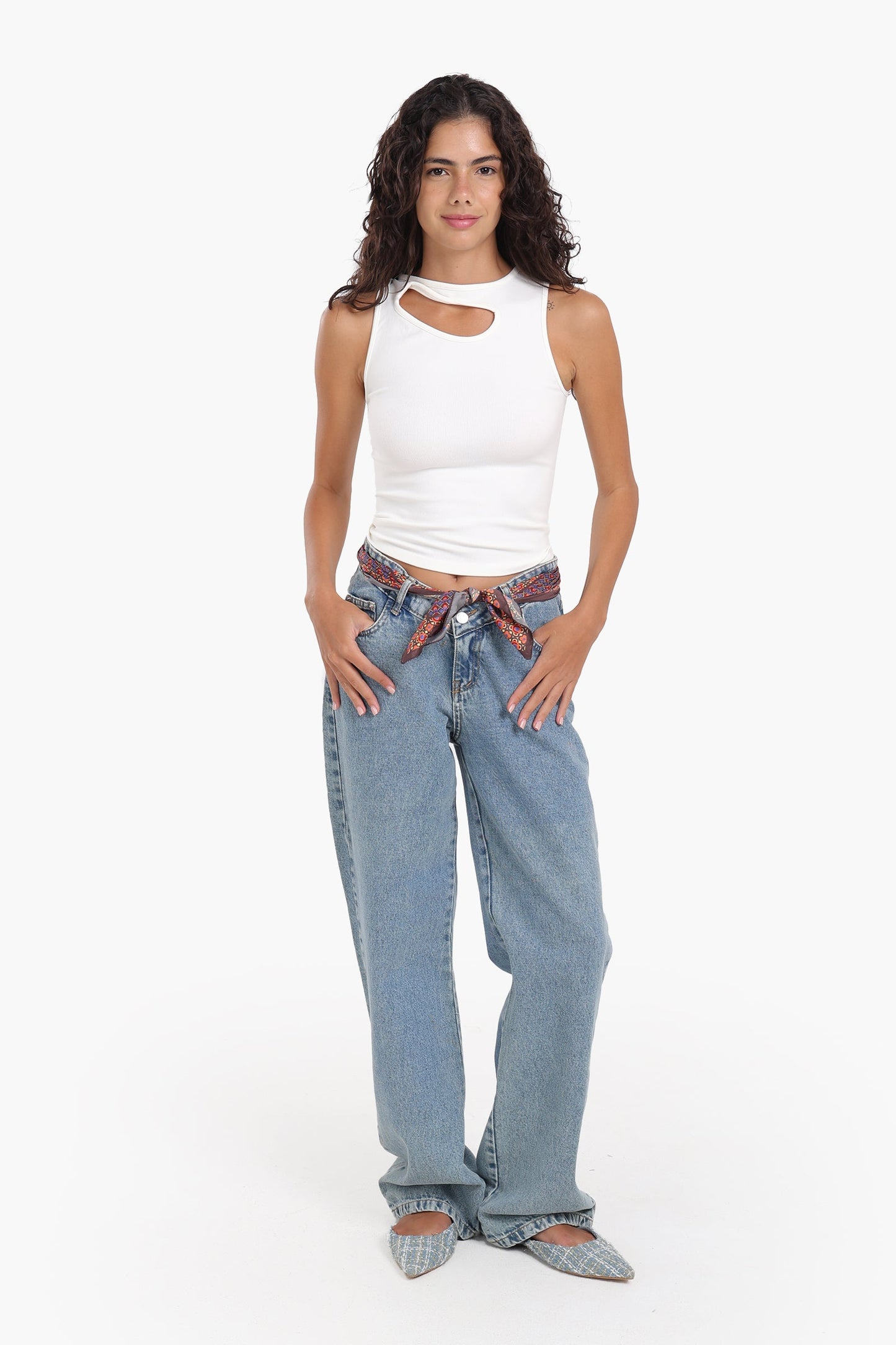 بلوزة بدون أكمام بفتحة أمامية