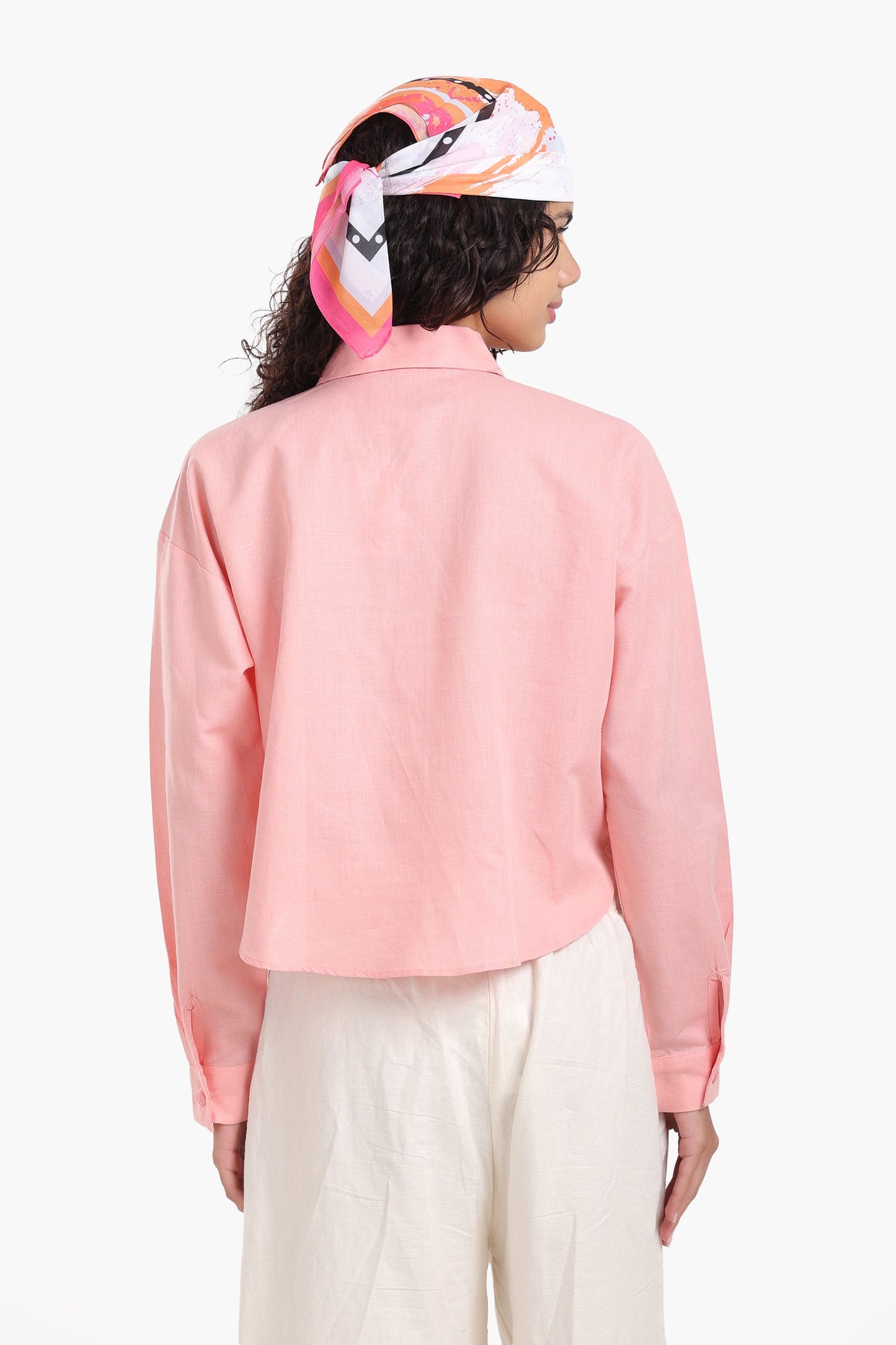 قميص قصير بأكمام طويلة