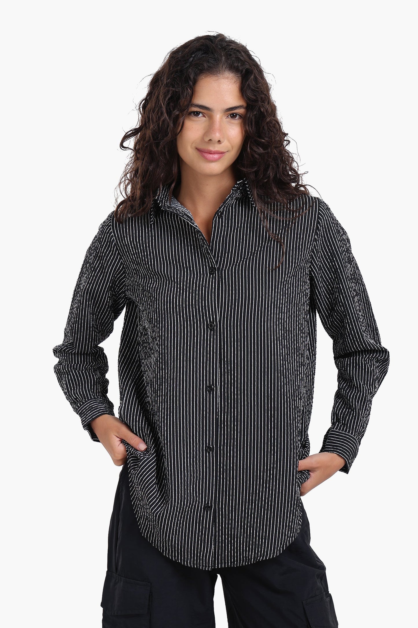 قميص مخطط بأكمام طويلة