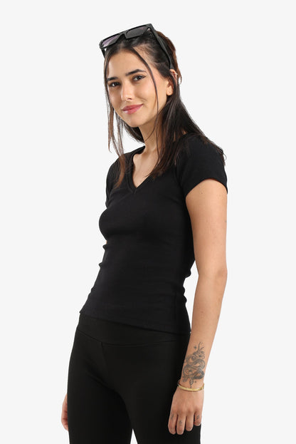 بلوزة ضيقة بفتحة رقبة على شكل حرف V