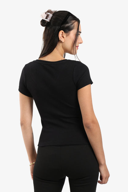 بلوزة ضيقة بفتحة رقبة على شكل حرف V