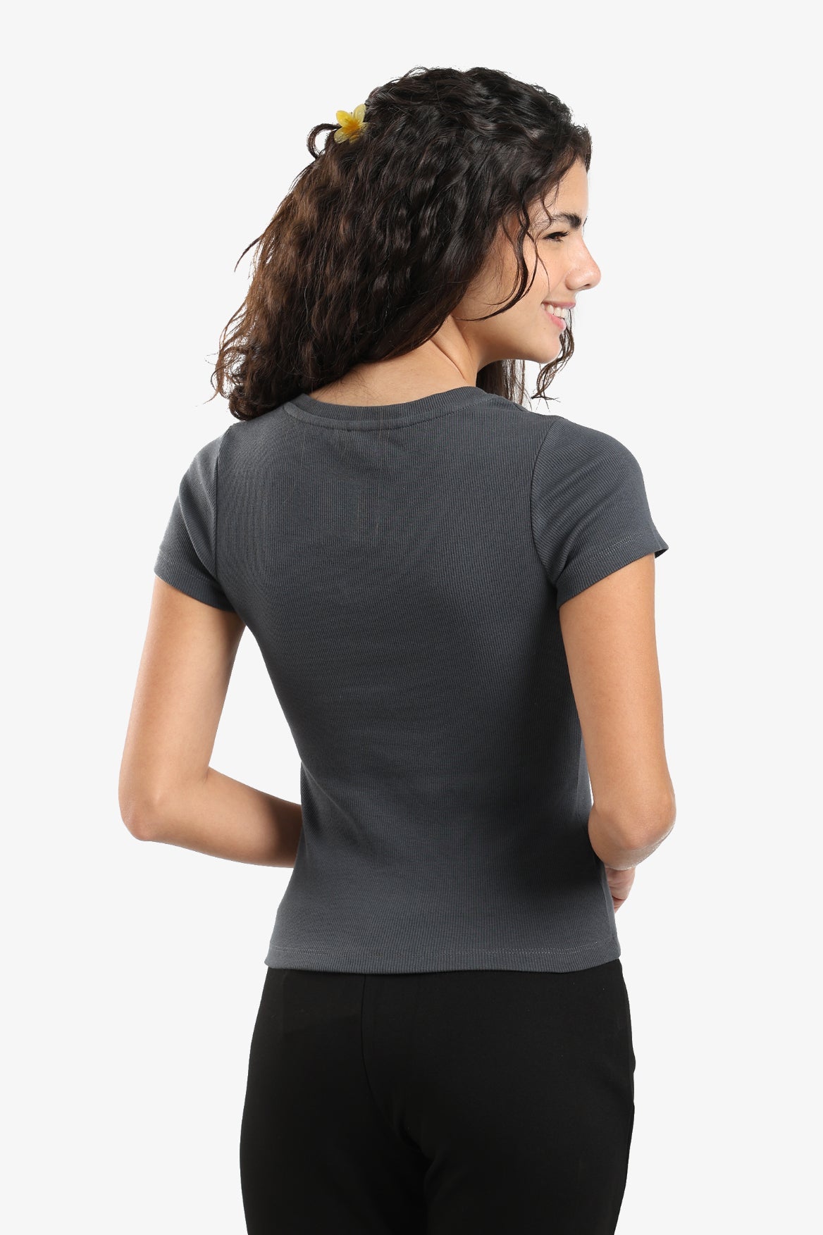 بلوزة ضيقة بفتحة رقبة على شكل حرف V