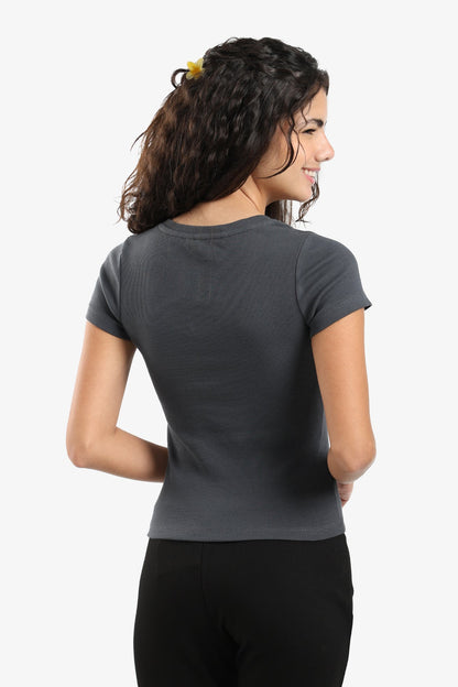 بلوزة ضيقة بفتحة رقبة على شكل حرف V