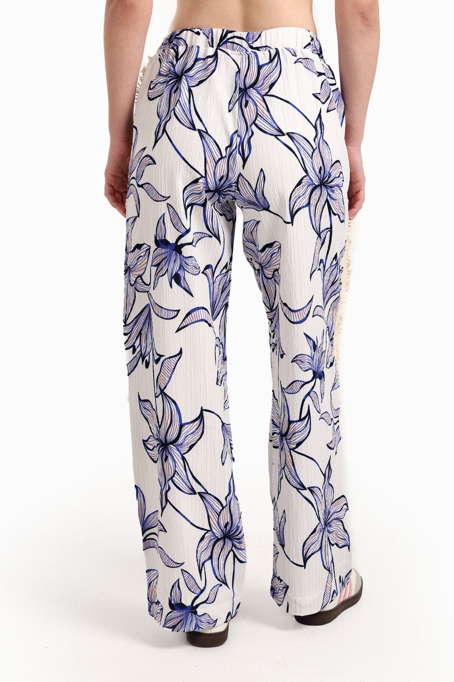 بنطال مزهر بتفاصيل هامشية