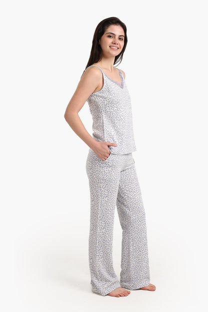 طقم بيجامة بأشرطة دانتيل مطبوعة