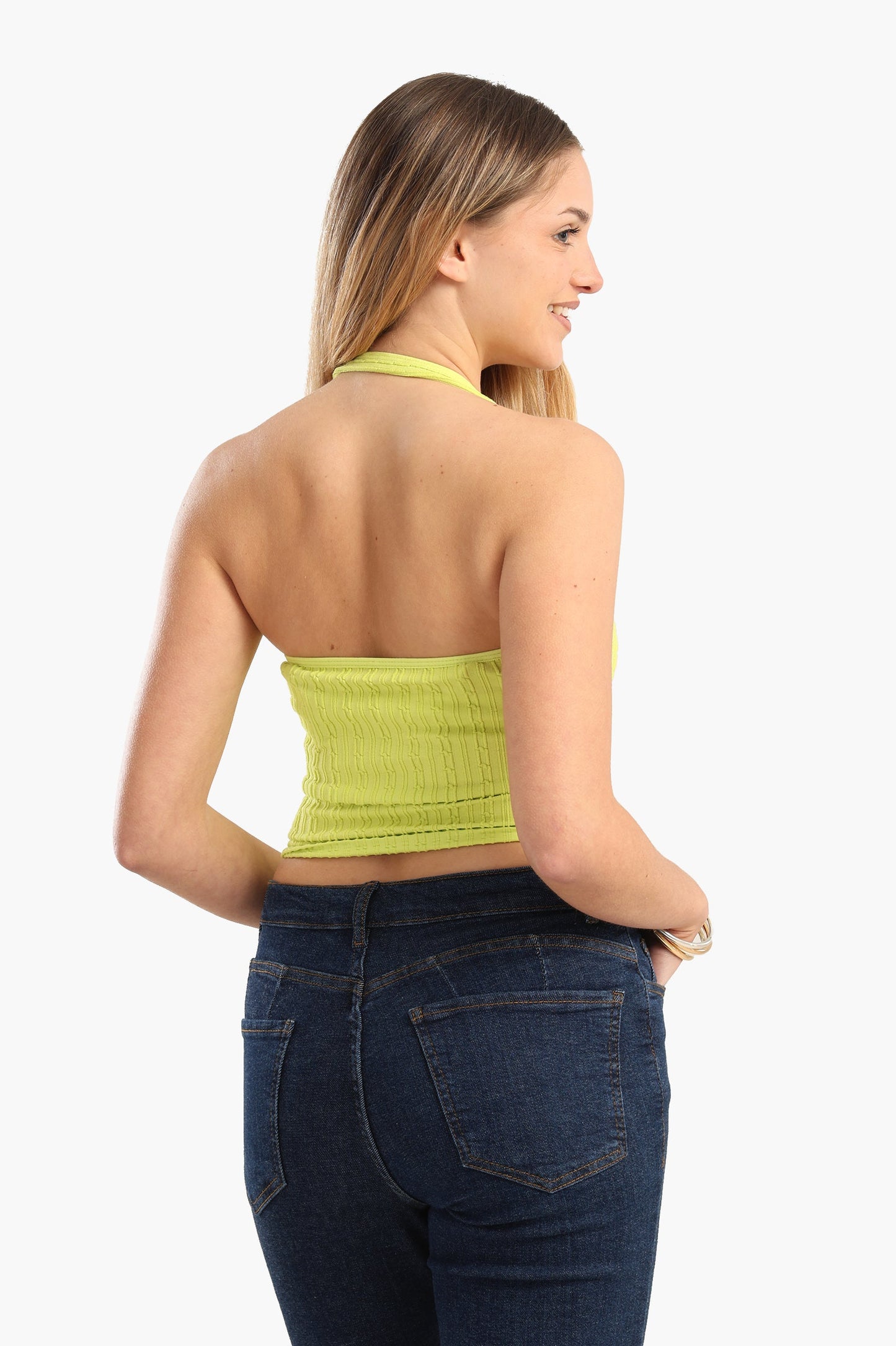 بلوزة قصيرة مضلعة بفتحة رقبة على شكل هالتر