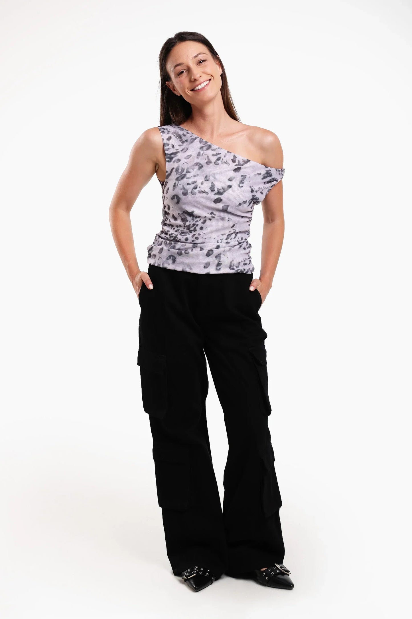 بلوزة بطبعة جلد النمر بكتف واحد