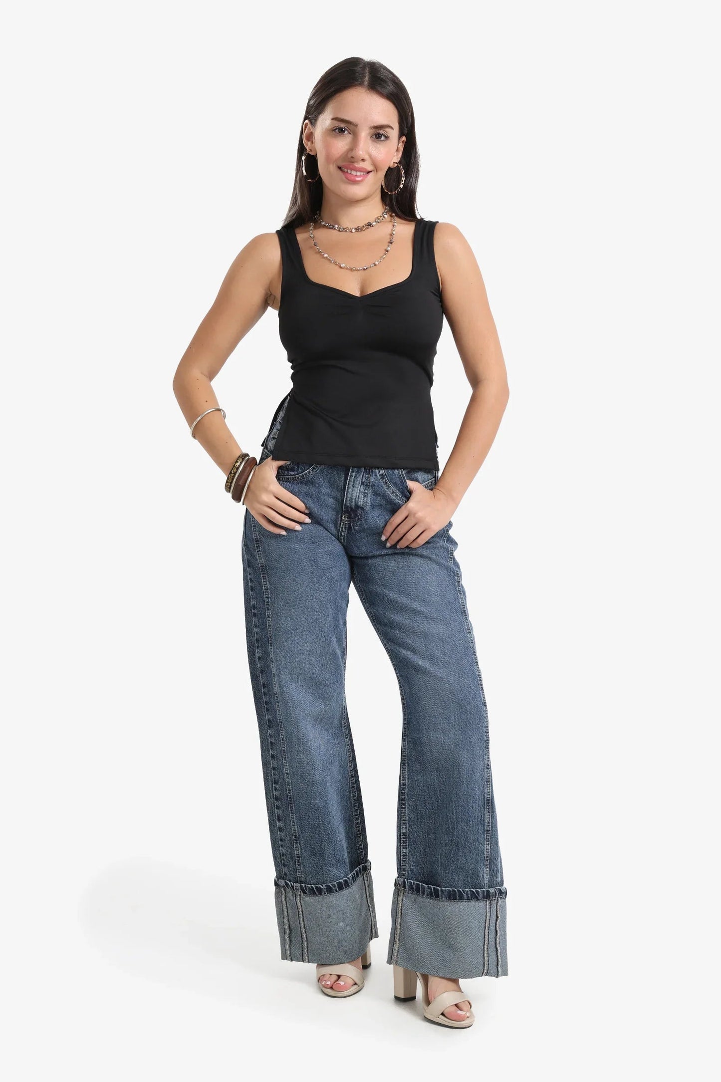 بلوزة بياقة دائرية على شكل قلب