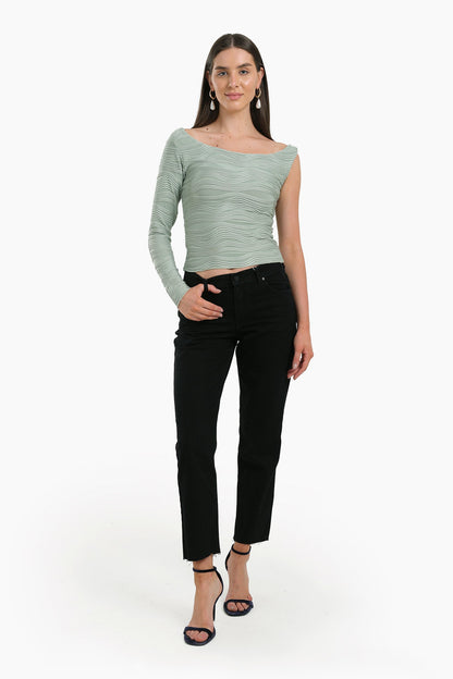 بنطال جينز أسود مناسب للأمهات