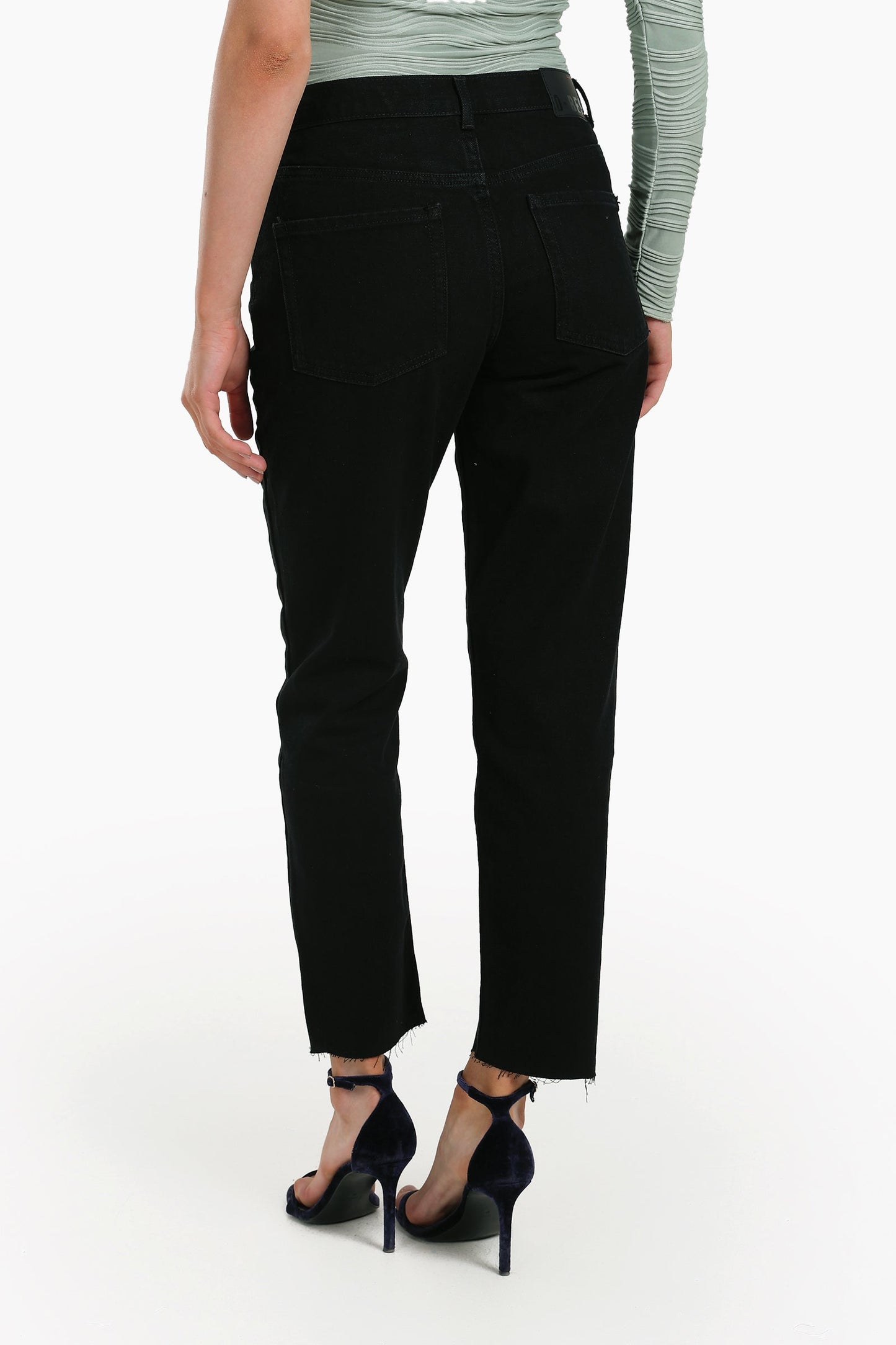 بنطال جينز أسود مناسب للأمهات