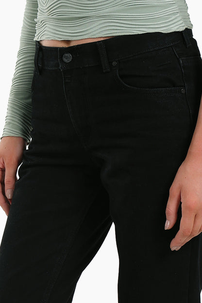 بنطال جينز أسود مناسب للأمهات