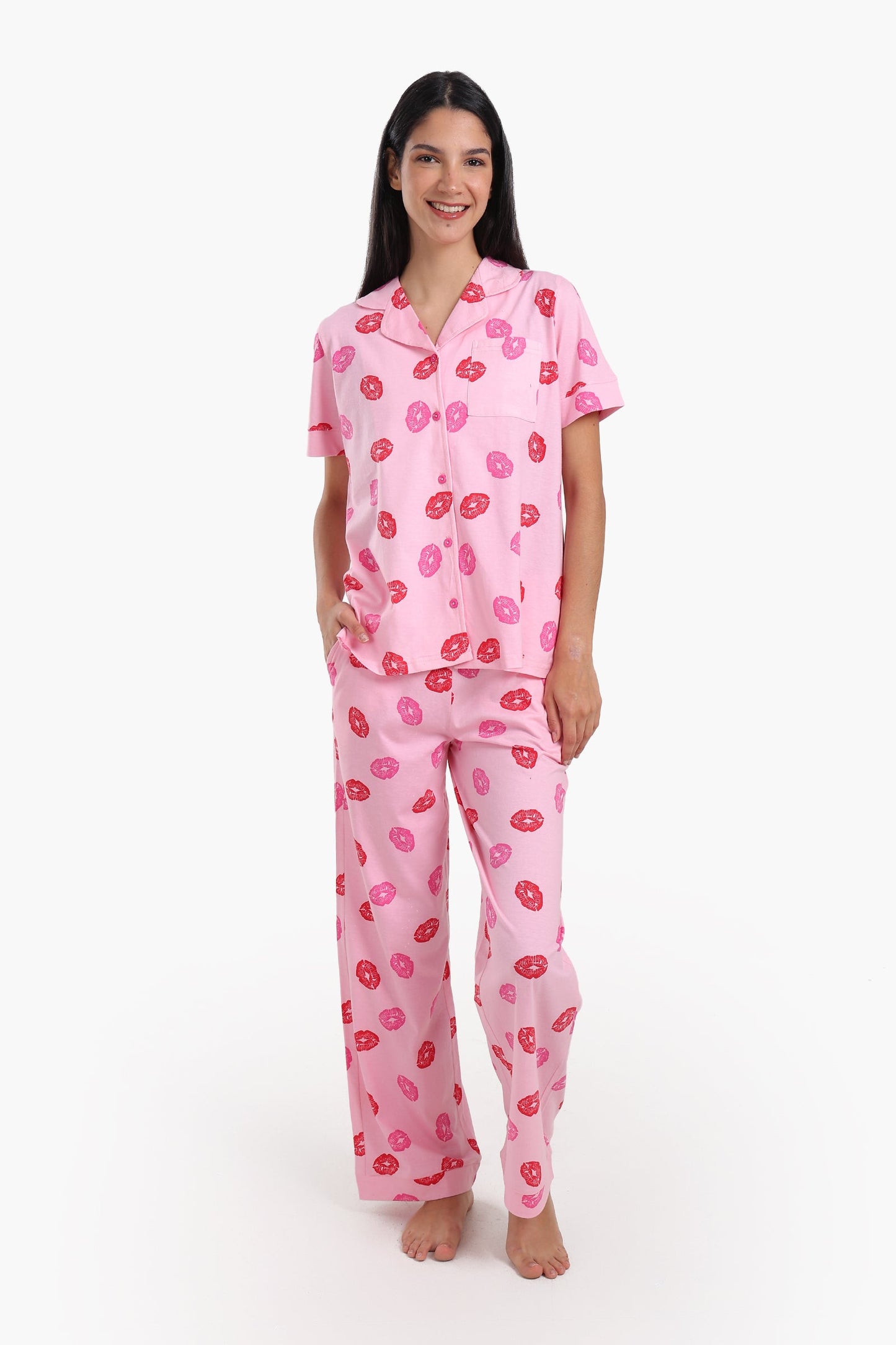 طقم بيجامة مطبوع عليه شفاه