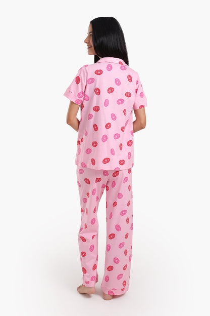 طقم بيجامة مطبوع عليه شفاه