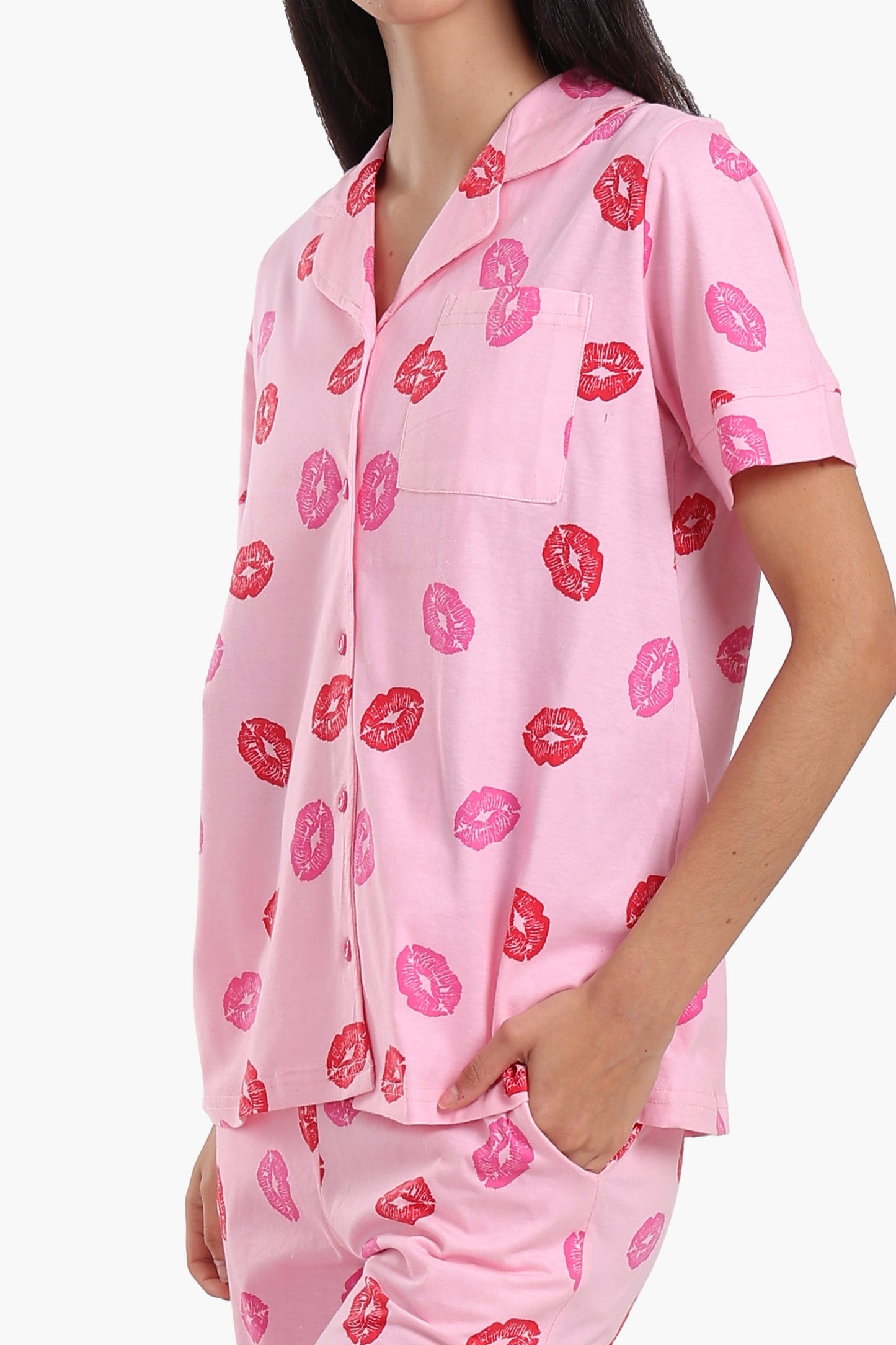 طقم بيجامة مطبوع عليه شفاه