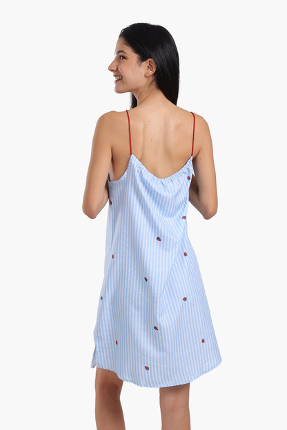 قميص نوم بطبعة الفراولة