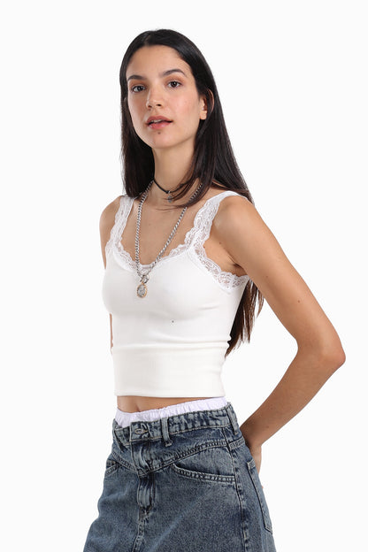 تانك توب بتفاصيل الدانتيل