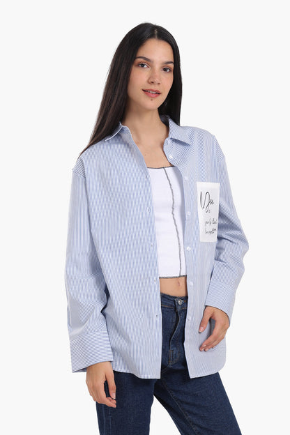 قميص مخطط مع جيب مطبوع