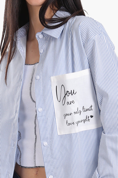 قميص مخطط مع جيب مطبوع