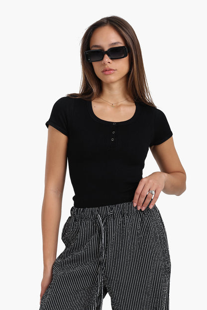 بلوزة مع زر إغلاق سريع