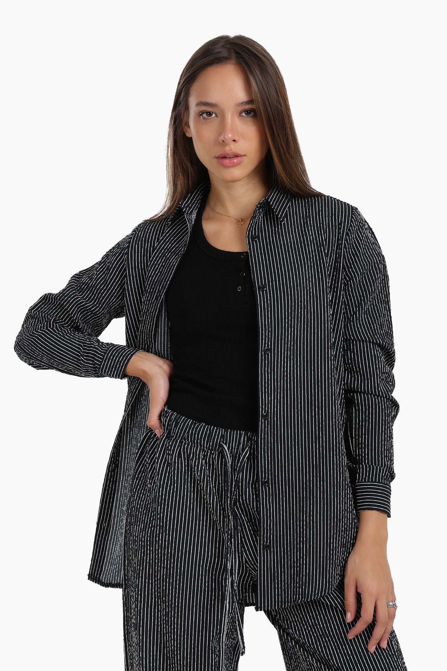 قميص مخطط بأكمام طويلة