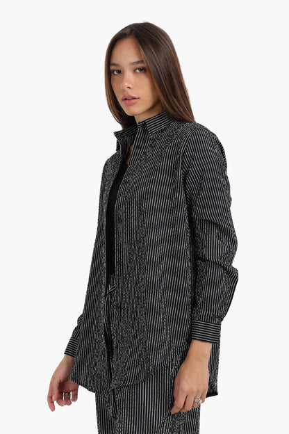 قميص مخطط بأكمام طويلة