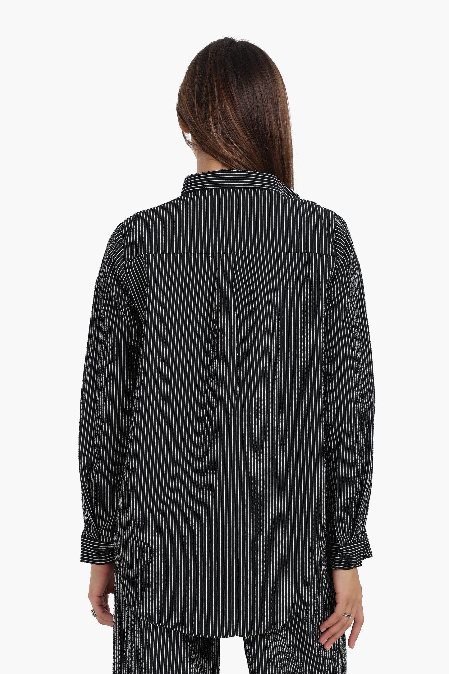 قميص مخطط بأكمام طويلة