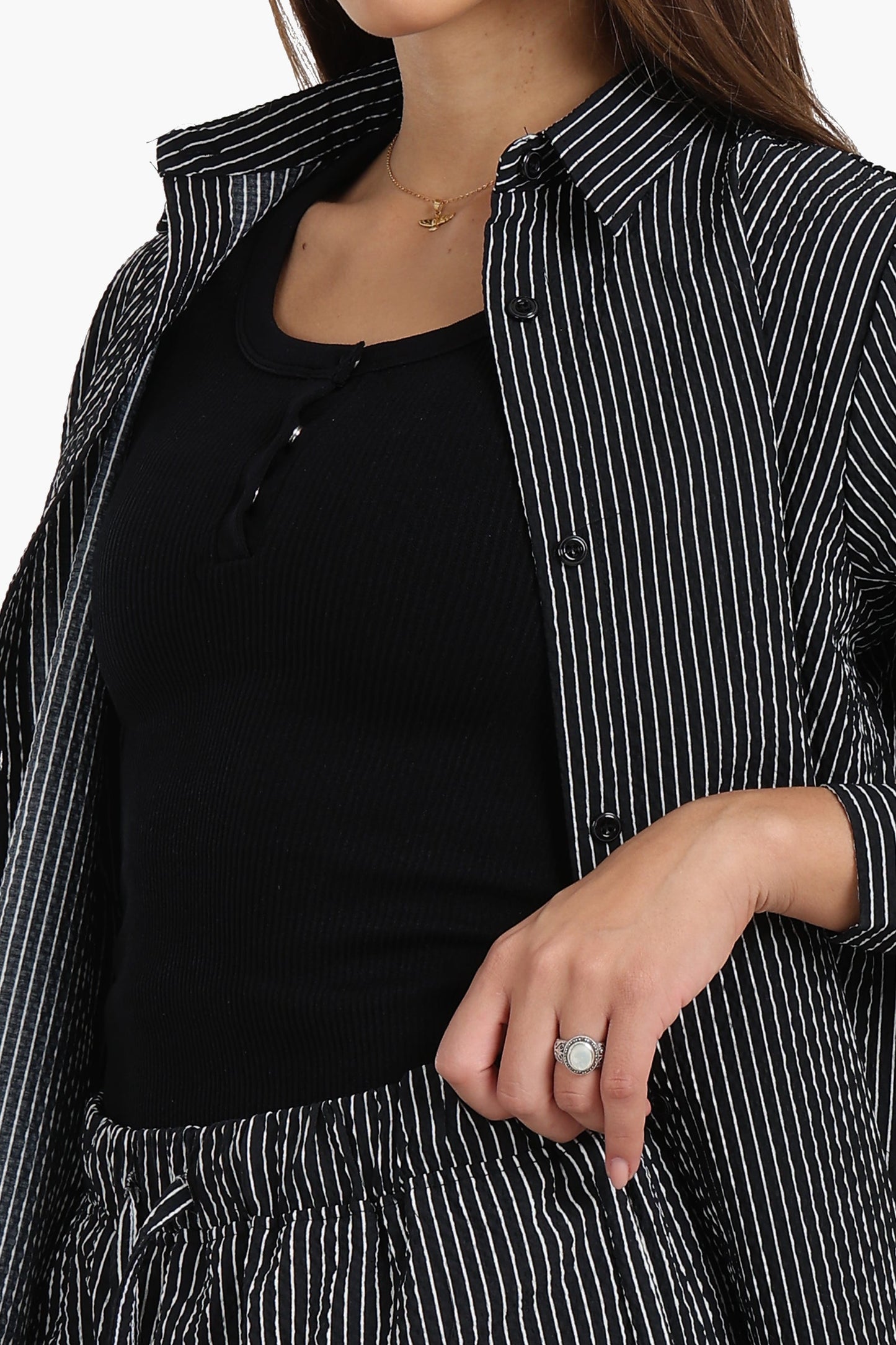 قميص مخطط بأكمام طويلة