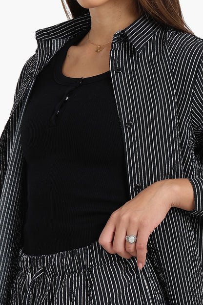 قميص مخطط بأكمام طويلة