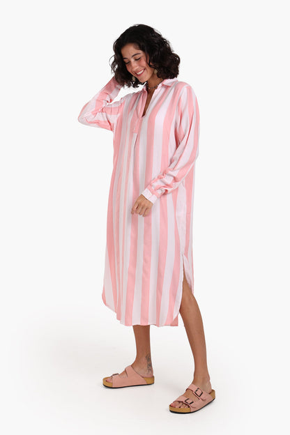 فستان مخطط متوسط ​​الطول بياقة