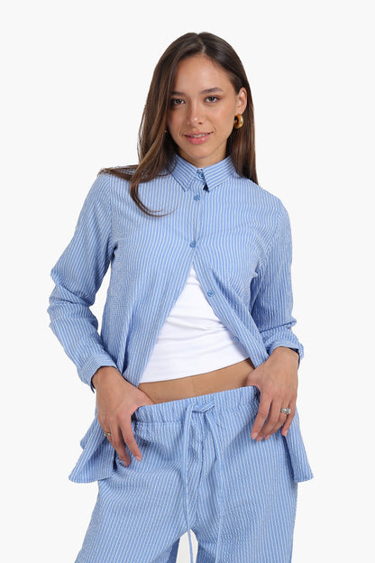 قميص مخطط بأكمام طويلة