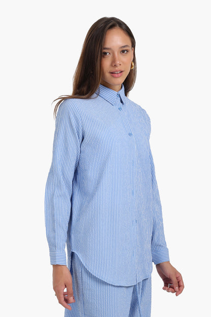 قميص مخطط بأكمام طويلة