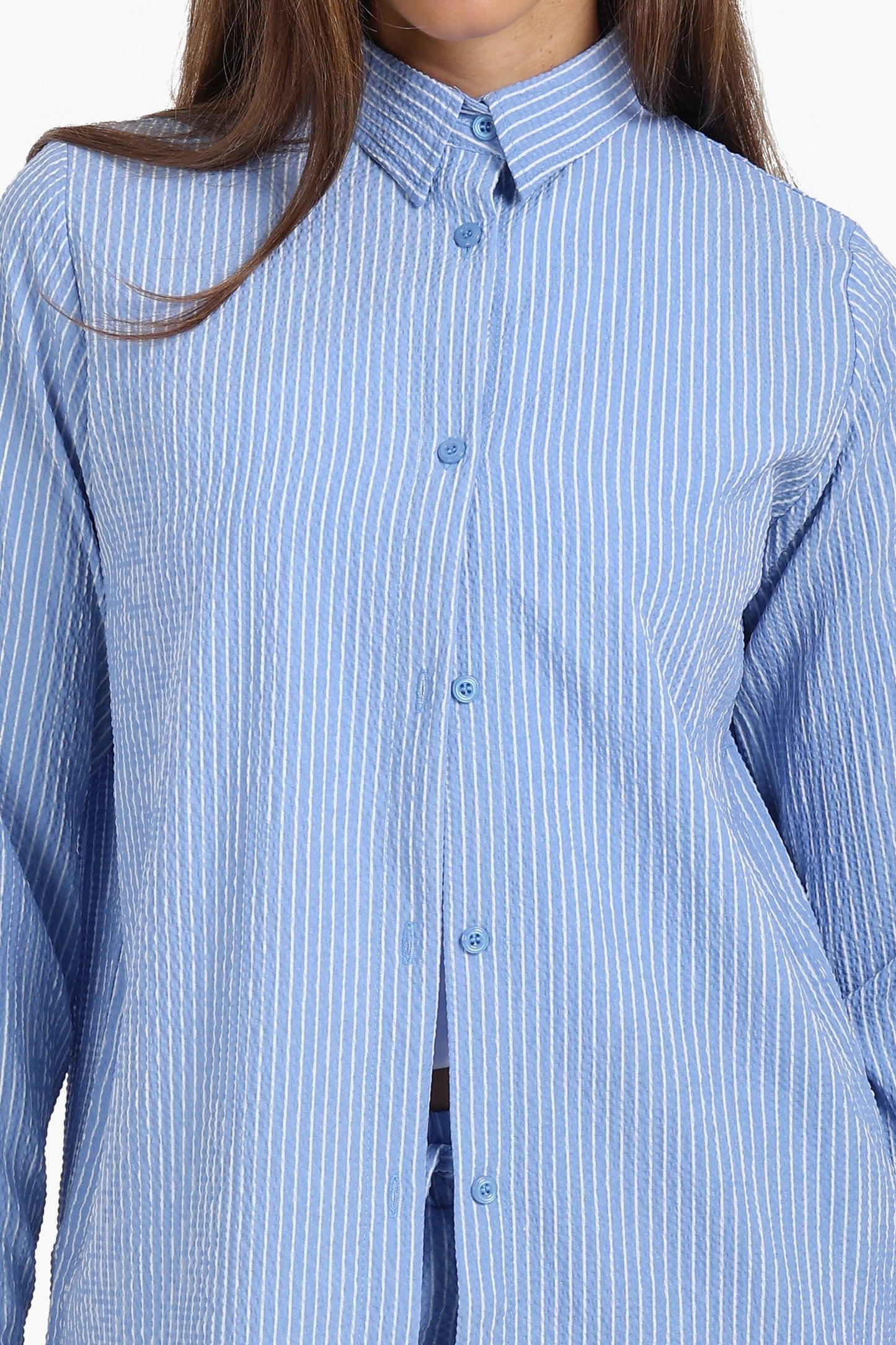 قميص مخطط بأكمام طويلة