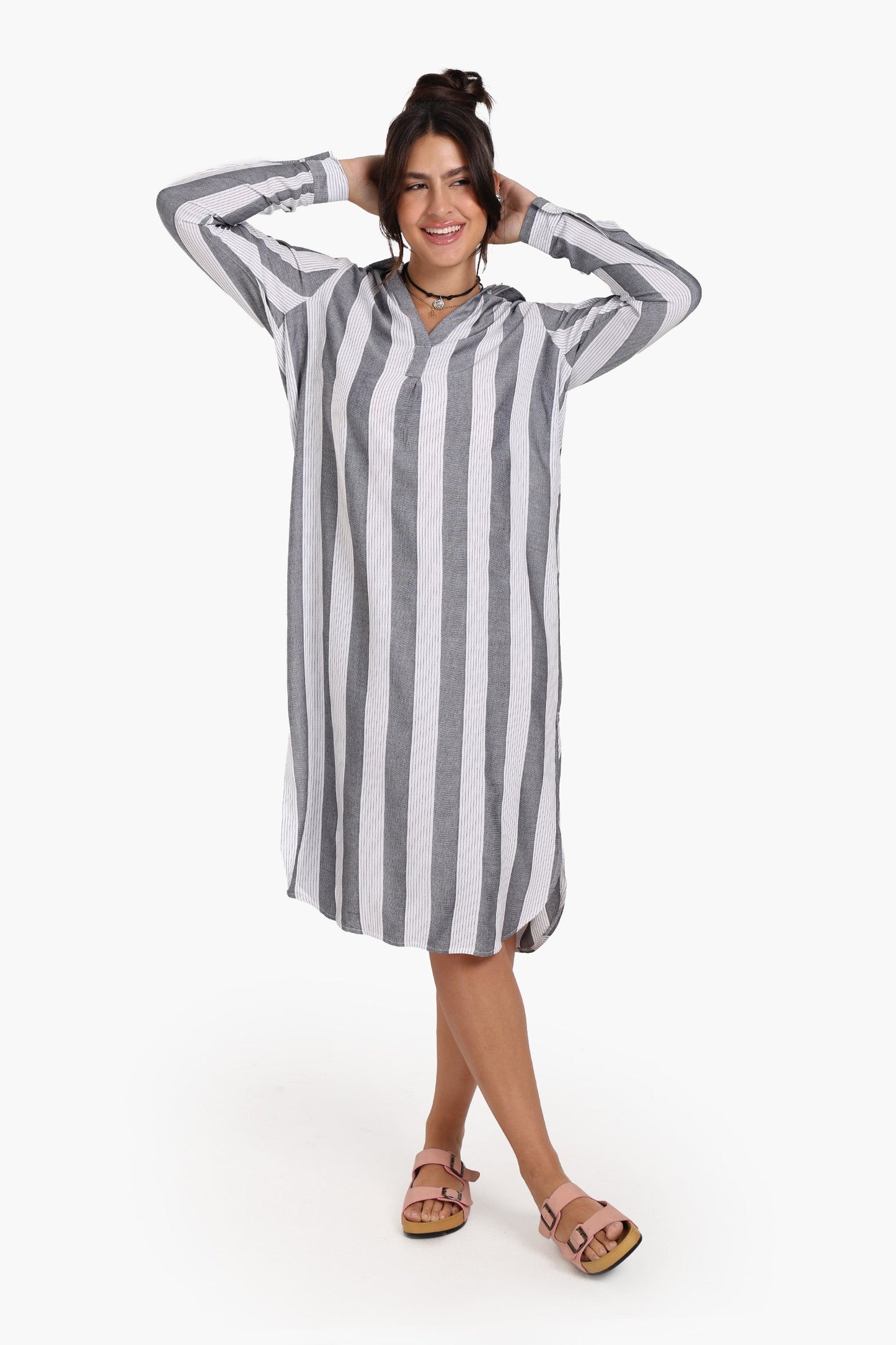 فستان مخطط متوسط ​​الطول بياقة