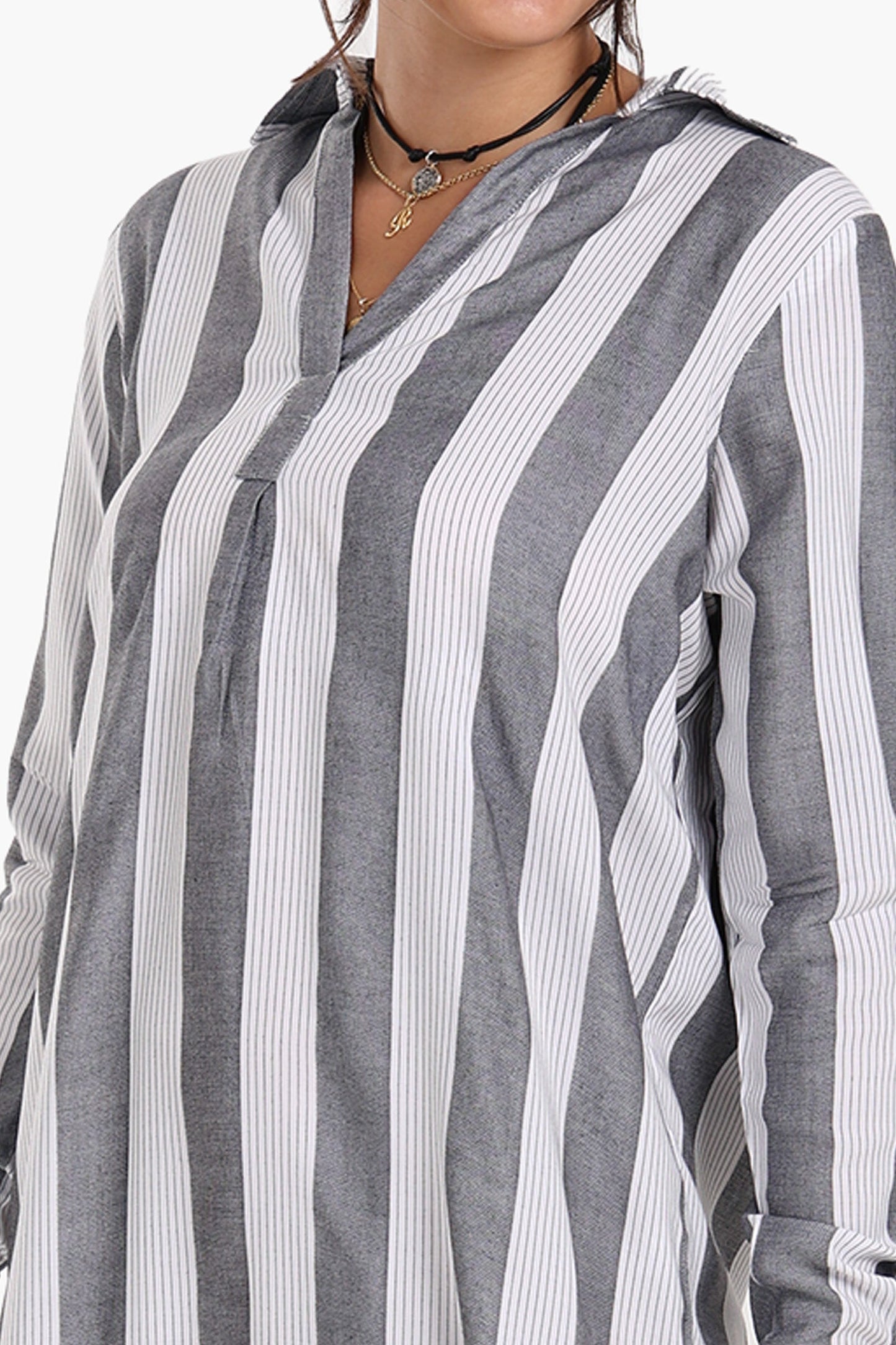 فستان مخطط متوسط ​​الطول بياقة