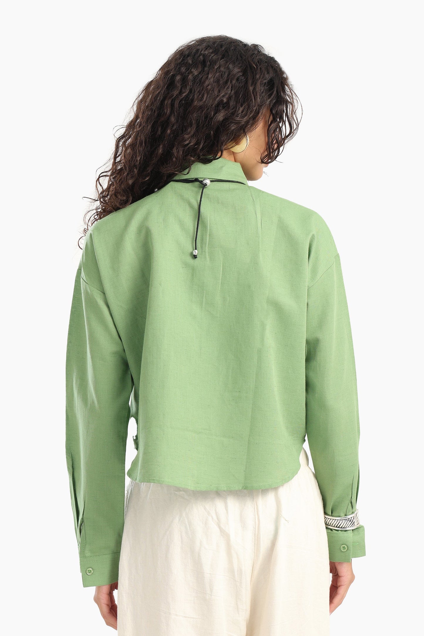 قميص قصير بأكمام طويلة