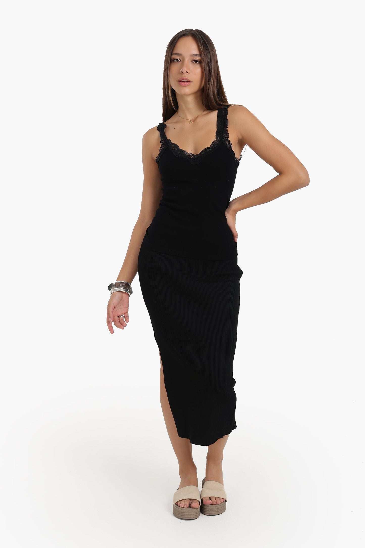 تانك توب بتفاصيل الدانتيل