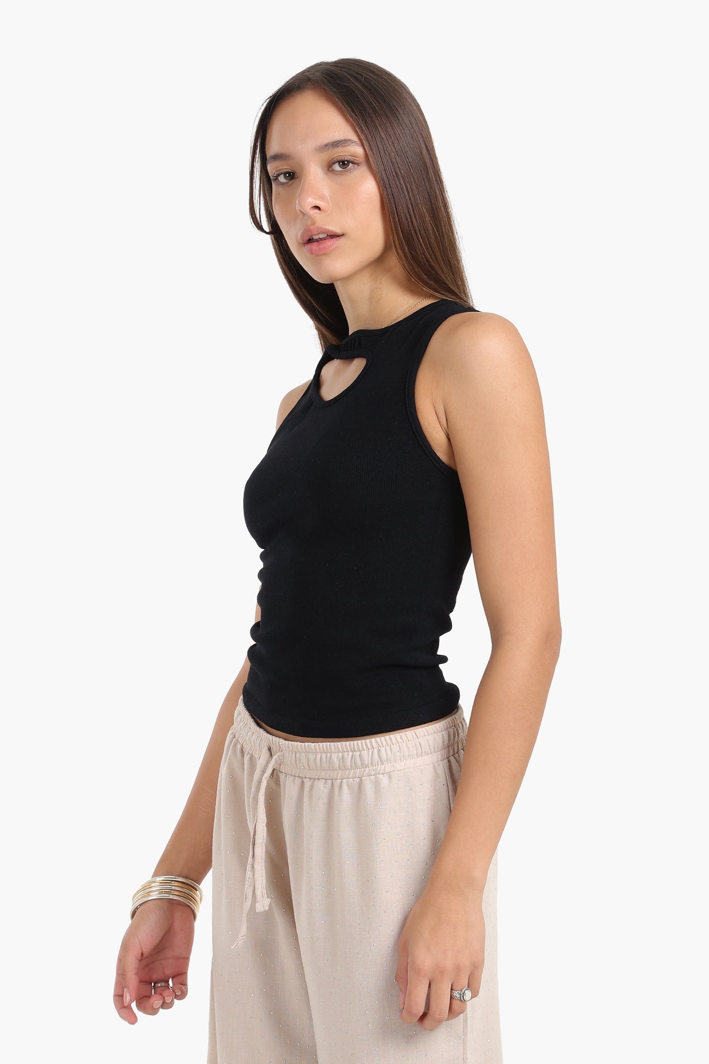 بلوزة بدون أكمام بفتحة أمامية