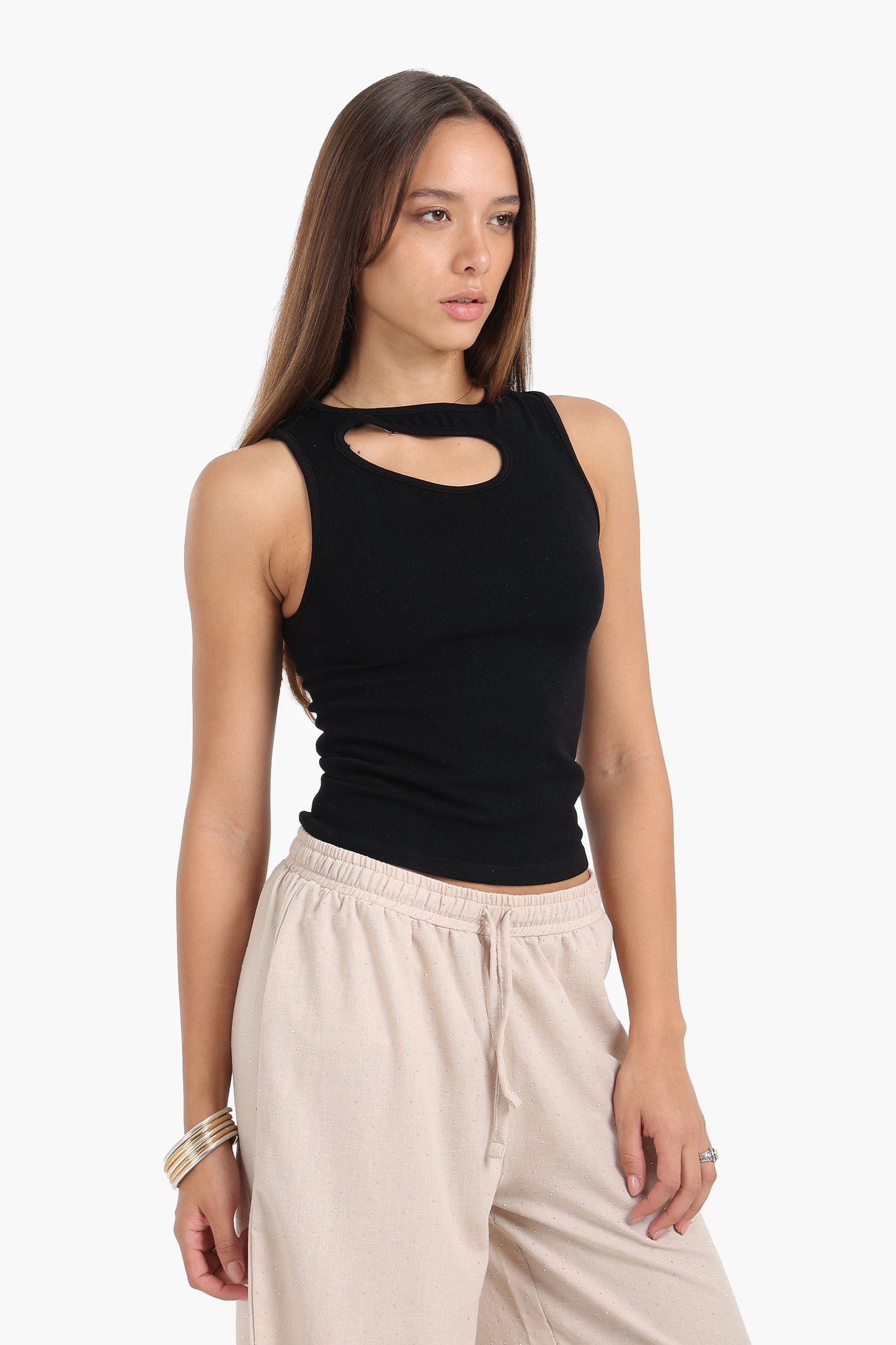 بلوزة بدون أكمام بفتحة أمامية